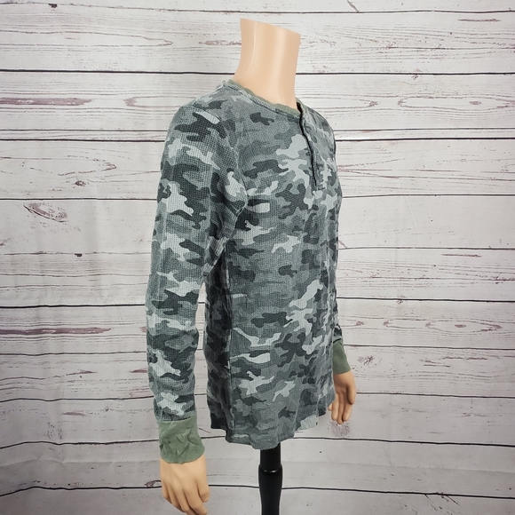 mens medium camouflage shirt ( 5 for $20 ) - Picture 4 of 7